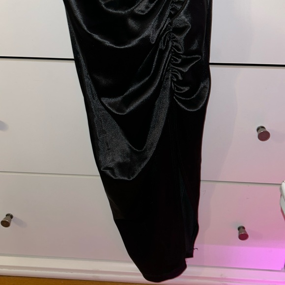 Black cowl- neck Windsor dress. Middie length + slit - Picture 5 of 5